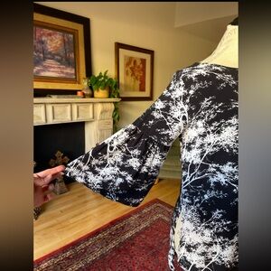 APPAREL LOVE 3/4 Bell Sleeves Lightweight Cool Graphic Top Black & White Sz L